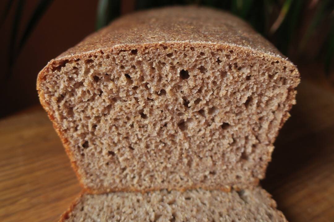 Хлеб на закваске рецепт с фото. Ржаной хлеб. Хлебцы на ржаной закваске. Гриднев хлеб 100 ржаной на закваске. Хлеб ржаной из фетра.
