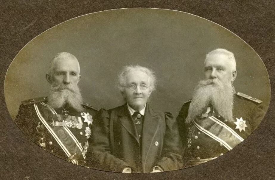 братья Бутаковы с матерью