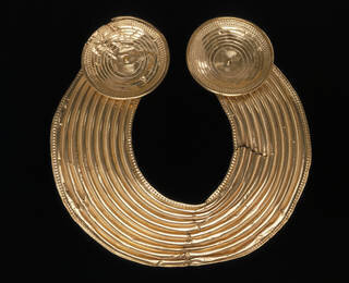 Ошейник, известный как The Shannongrove Gorget, производитель неизвестен, поздний бронзовый век (вероятно, 800-700 гг. до н.э.), Ирландия. Музей №. М.35-1948. 