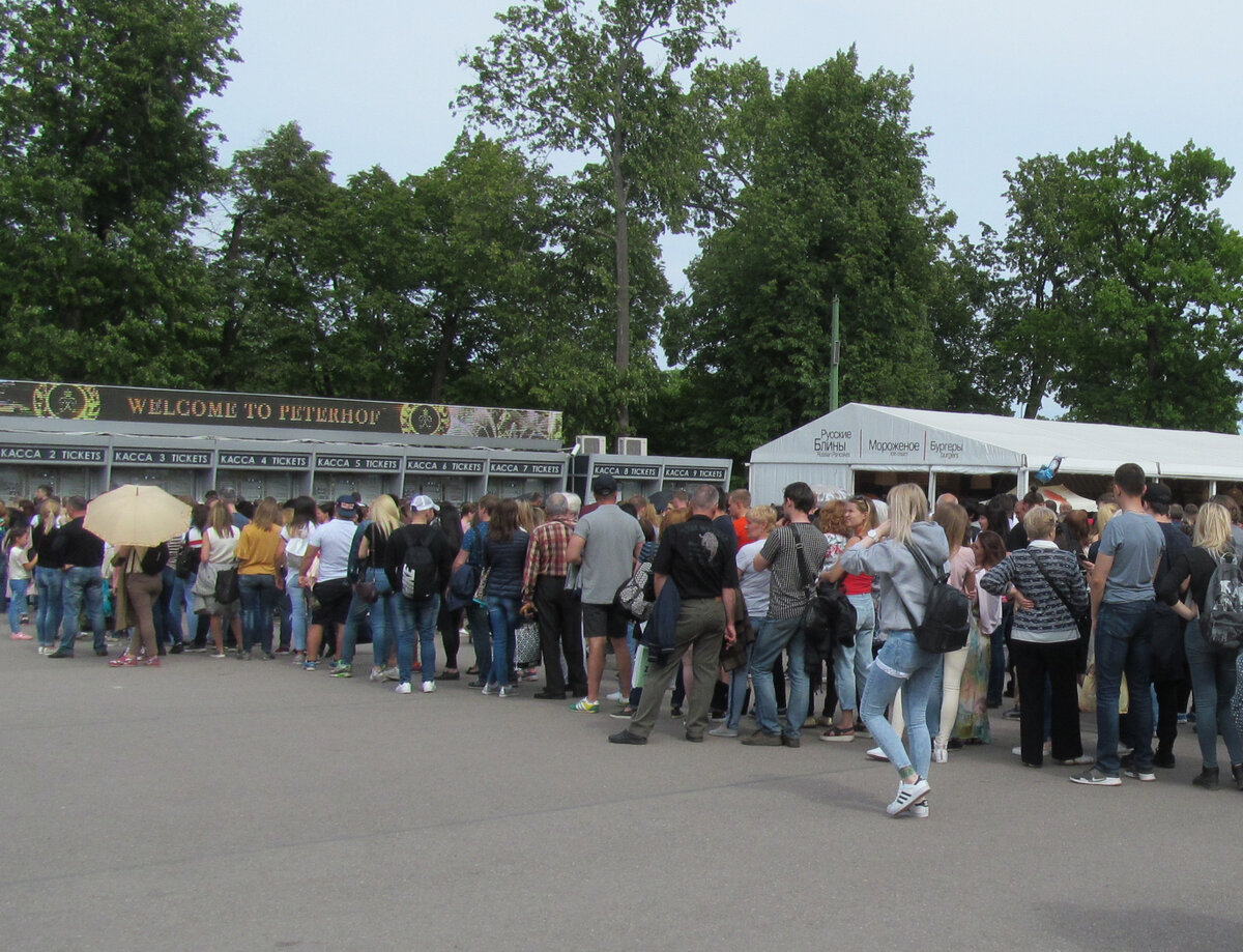 Там где край фото - это еще не конец очереди, там дальше еще столько же людей. В этой очереди приходилось стоять всем - и у кого платный билет, и у кого бесплатный (раньше школьникам и пенсионерам был бесплатный вход в любые дни, но в кассу все равно надо было стоять - получать бесплатный входной билет)