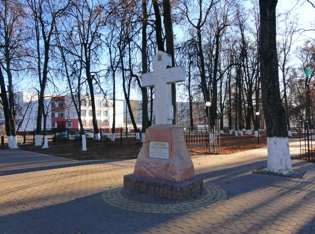 Новый сквер Комсомольский — прежний сквер на улице Пересвета в Советском районе Брянска: «начинка» и название явно дисгармонируют друг с другом…