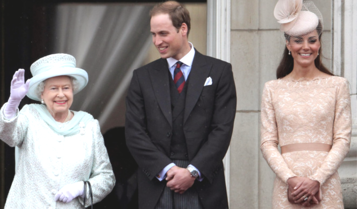 Королева Великобритании Елизавета II с внуком и его избранницей