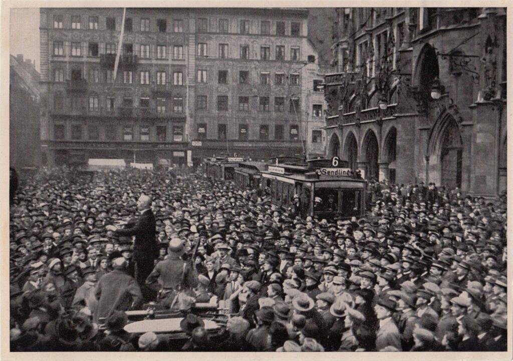 Митинг НСДАП, Мюнхен, 1923 год. Военных почти не видно (рабочие, служащие, поддержавшие идею становления нации)
