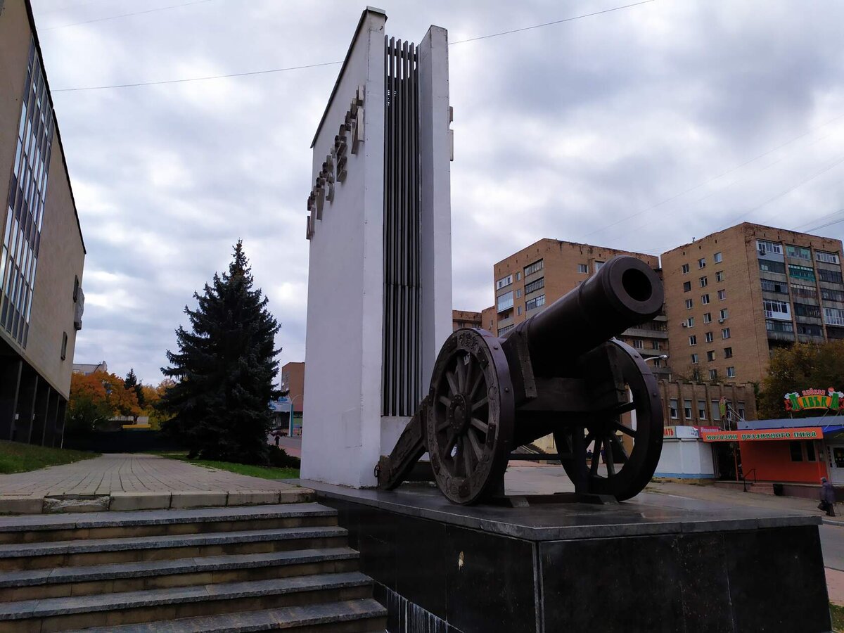 Пушка "Крепостной Единорог" на постаменте около Краеведческого музея.