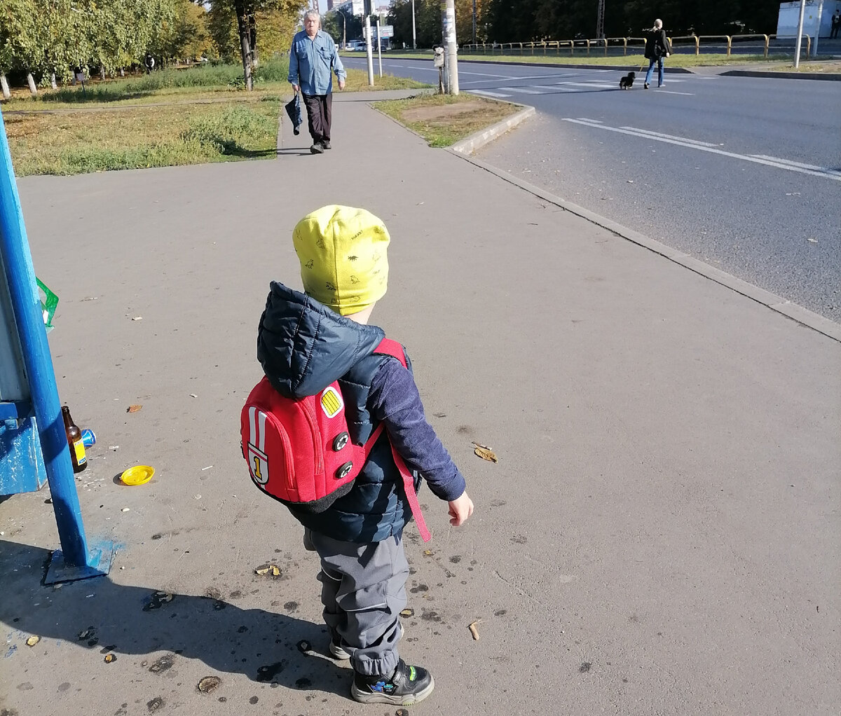 На остановке ждем маршрутку