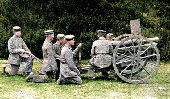 Одна из первых немецких "полковушек" периода первой мировой - Infanteriegeschuz L16.5 - легкое пехотное орудие.образца 1916 года, которое являлось незначительной переделкой 76-мм русской противоштурмовой пушки образца 1910 года, В ходе боев на восточном фронте немцам удалось захватить некоторое количество этих орудий. Так что и здесь не обошлось без русского следа!