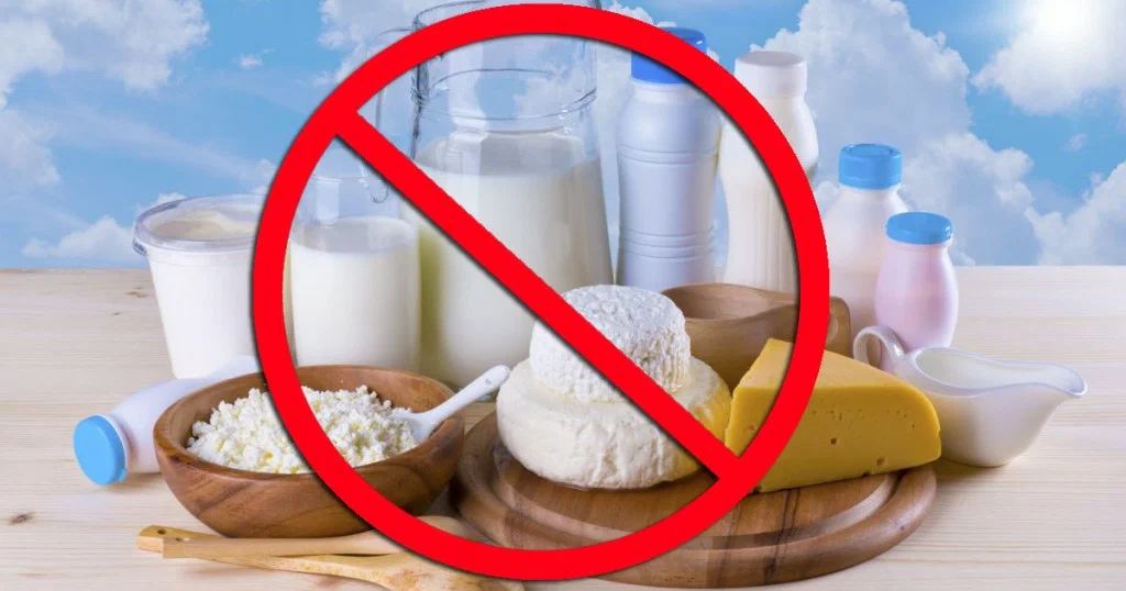 Нельзя молочные продукты. Запрет на молочные продукты. Молоко запрещено. Запрет молочной пищи.