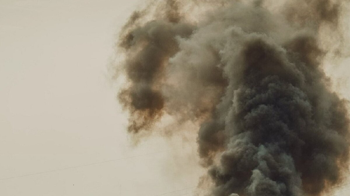     Город Токмак в Запорожской области подвергся мощному ракетному удару со стороны ВСУ. В результате атаки погиб один человек, пострадали еще 11 местных жителей, среди которых трое детей. Зафиксировано повреждение линии электропередач, обесточена северная насосная станция.