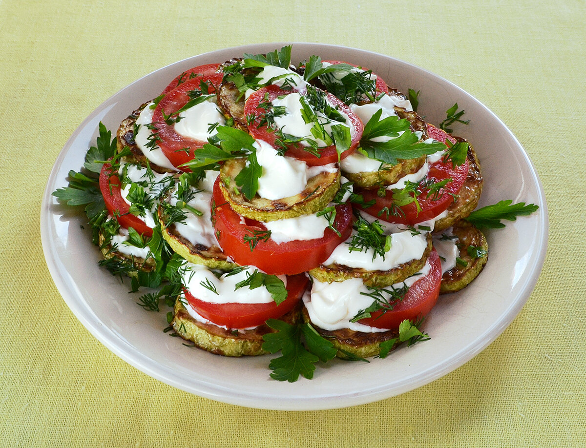 Кабачки с помидорами и чесноком