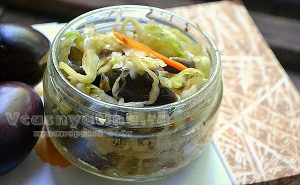 Салат из маринованных баклажанов с овощами