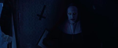 Кадр из фильма "Заклятие-2″. Реж. Джеймс Ван, сцен. Кэри Хэйес, Чад Хэйес, Джеймс Ван, Дэвид Лесли Джонсон