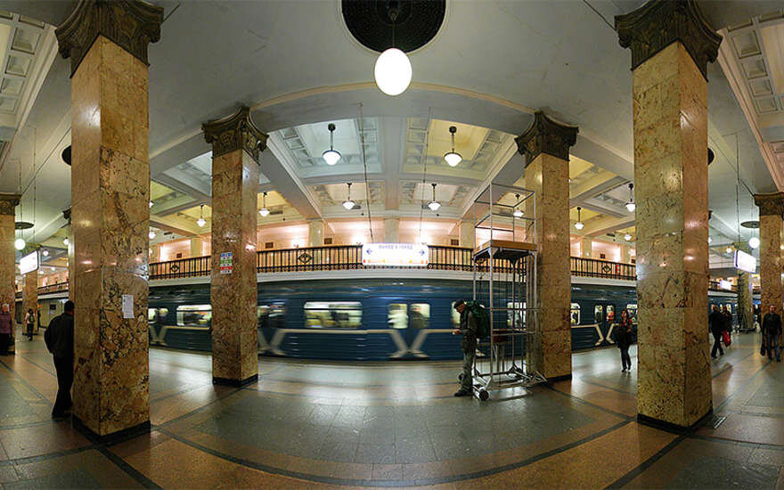 Станция метро "Комсомольская"