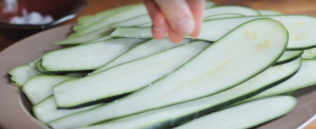Так необходимо нарезать кабачки. 