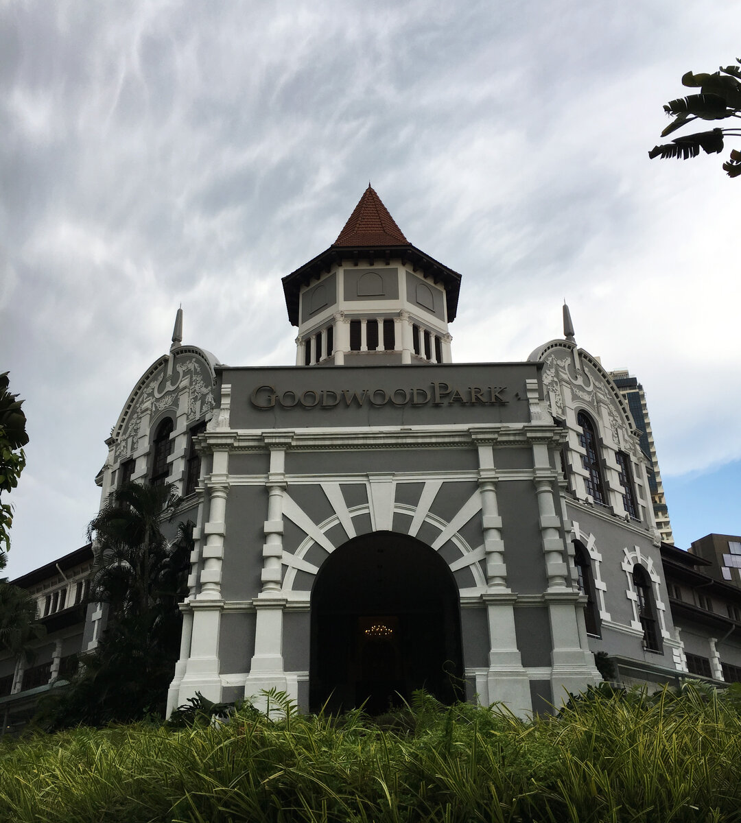 В 1922 году в гостинице Goodwood Park Hotel выступала русская балерина Анна Павлова.