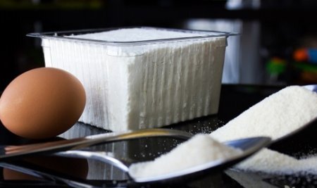 Шаг 1 В глубокой тарелке соединяем творог, яйцо, мед, манку. Перемешиваем.