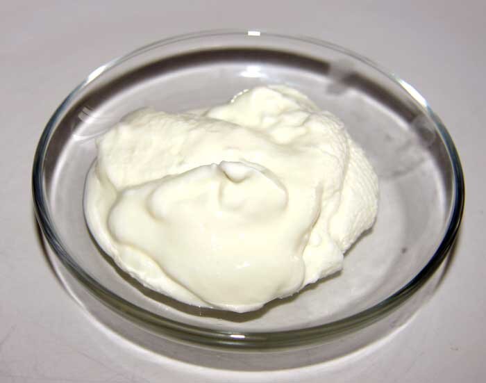 творог и кефир. масса из замороженного кефира творожная. хорошо взболтать простоквашу. творог из кефира в домашних. творог в марле.