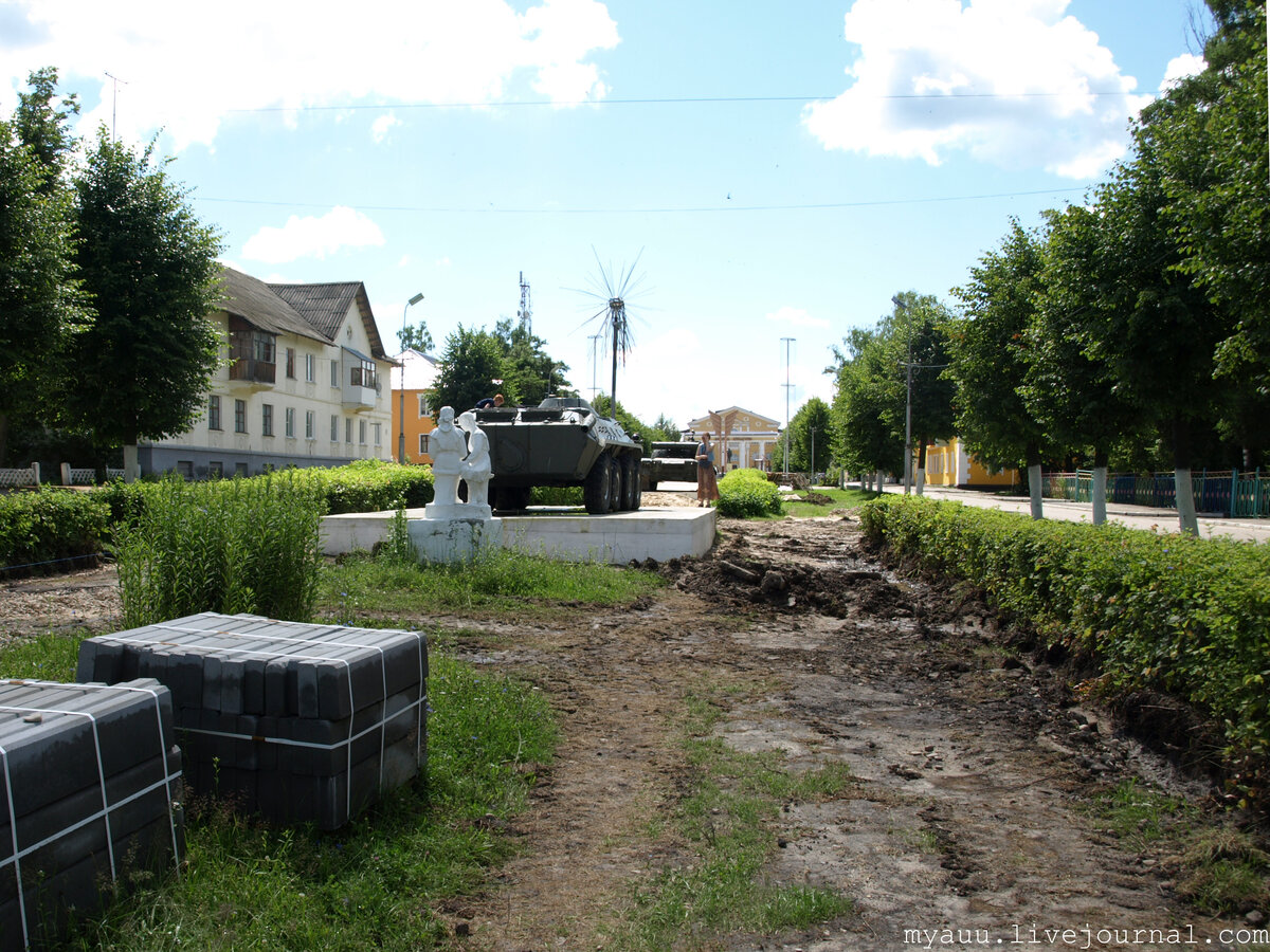Аллея славы глазов. Аллея мужества город глазов. Суворов аллея мужества зенитка. Аллея мужества. Аллея мужества.