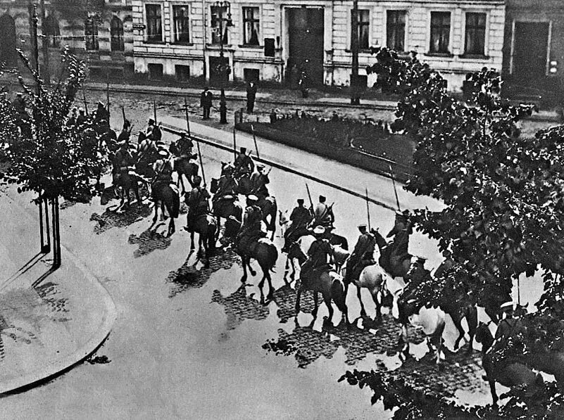 Еду еду по берлину. Казаки в Берлине 1945. Фото казаки в Берлине 1945. Едут едут по Берлину наши казаки. Казаки казаки едут едут по Берлину наши казаки.