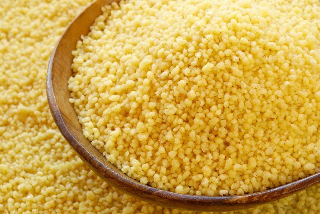 Кус кус крупа. Кус кус крупа. Кус кус и пшено. Кускус на белом фоне. Кус кус булгур киноа.