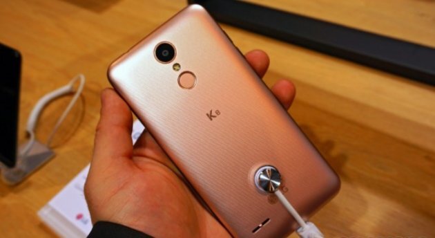 LG K8 (2018)
LG K8 (2018) оснащен 5-дюймовым дисплеем On-Cell HD (720x1280 пикселей), который имеет плотность 294 пикселей и работает с ОС Android 7.1. Смартфон имеет четырехъядерный процессор с тактовой частотой 1,3 ГГц, в сочетании с 2 ГБ оперативной памяти и 16 ГБ встроенной памяти. Что касается камер, смартфон предлагает 8-мегапиксельную заднюю камеру и 5-мегапиксельную фронтальную камеру. Обновленный LG K8 обеспечивает более продвинутые функции UX камеры и улучшенное качество съемки в сценах с низкой освещенностью. Устройство также обладает уже знакомыми возможностями в приложении камеры, как например, Auto Shot, Gesture Shot, Selfie Flash и Quick Share, плюс а также новые функции: Timer Helper для групповых фото и Flash Jump Shot для серийной съёмки с преобразованием в гифки. LG K8 оснащен аккумулятором емкостью 2500 мАч и весит 152 грамма.


Технические характеристики LG K8 2018 года:
