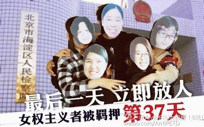 Пять активисток феминистического движения расклеивали стикеры в пекинском метро. Фото: The Atlantic