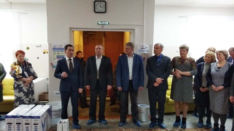  
Руслан Ким первый слева
