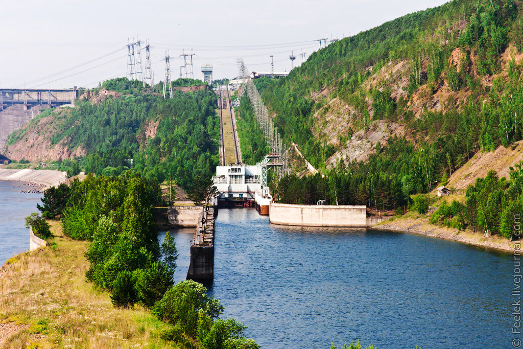 Мощность красноярской гэс. ГЭС Красноярск. Водохранилище Красноярской ГЭС. Енисей Красноярск ГЭС. Мост через Енисей Красноярская ГЭС.