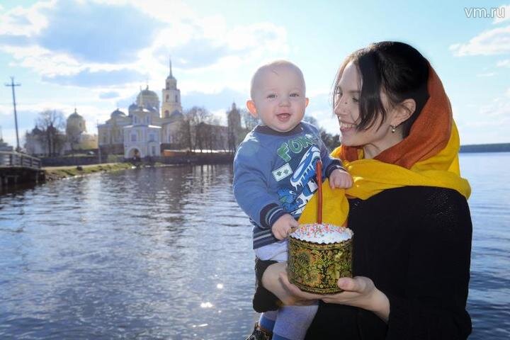 Наталья Феоктистова, "Вечерняя Москва"На Светлой неделе нельзя грустить и печалиться, а можно - ходить в гости, радоваться, дарить друг другу подарки, угощать пасхальными крашеными яйцами, куличами