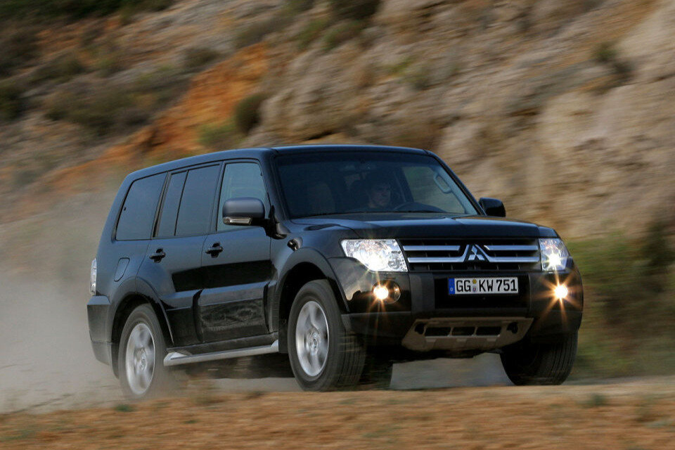     Mitsubishi Pajero IV ,   Диапазон цен  --  800 000 – 1 000 000 руб.   Год выпуска  --  2006 – 2010,   Пробег  --  95 000 – 200 000 км,   Оптимальная версия -- Любая,   Плюсы  --  Надёжность, проходимость, управляемость, плавность хода, динамика,   Минусы  --  Простор салона, эргономика    