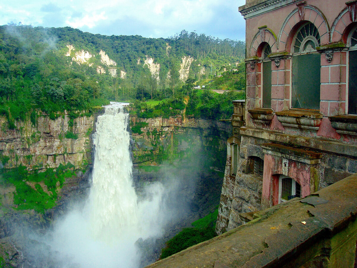 заброшенный отель в колумбии около водопада