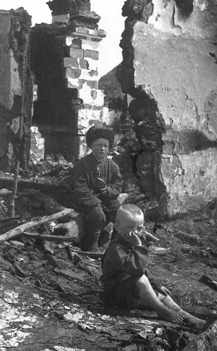 Советские дети у руин разрушенного дома. Фотография сделана в 1943—1944 годах.