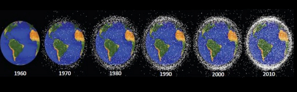 Земля в космосе сравнение. Космический мусор. Спутник земли. Космический мусор вокруг земли по годам. Количество мусора на орбите земли.