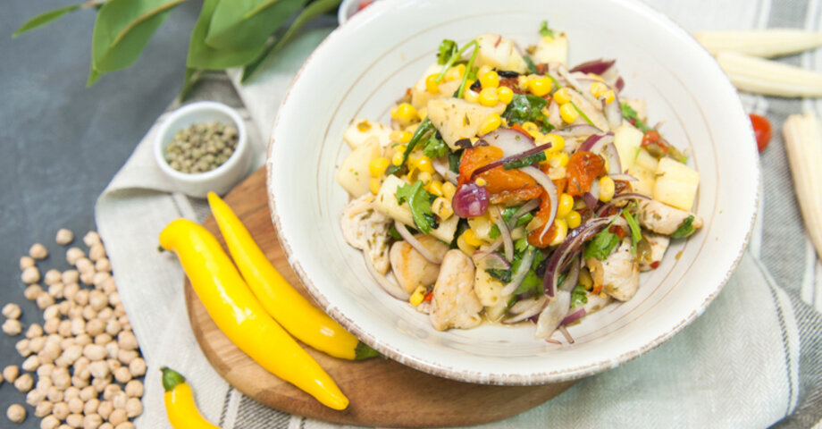 Ингредиенты:  перец болгарский 1 штука
 лук репчатый красный
 филе куриное 1 штука
 масло растительное
 соль
 зира
 орегано
 халапеньо маринованный 15 граммов
 кукуруза консервированная 4 столовых ложки
 лук зеленый 4 пера
 кинза
 сахар
 ананас свежий