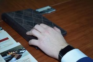    Федеральный закон № 229-ФЗ ст 64 п. 10 гласит, что пристав имеет право проводить розыскные мероприятия в целях поиска должника, ребенка, имущества, используя собственные силы или привлекая правоохранительные органы.