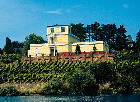 Помпеанум, копия древнеримской виллы, и виноградники на берегу Майна. Фото с сайта: http://www.schloesser.bayern.de/deutsch/schloss/objekte/as_pom.htm
