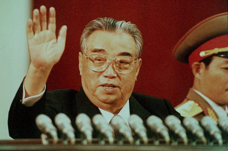 Согласно принятым в 1998 году поправкам к Конституции КНДР, умерший в 1994 году Ким Ир Сен  является ее  Вечным Президентом, а с 2012 года он еще и Вечный Генеральный секератарь ЦК Трудовой партии Кореи.