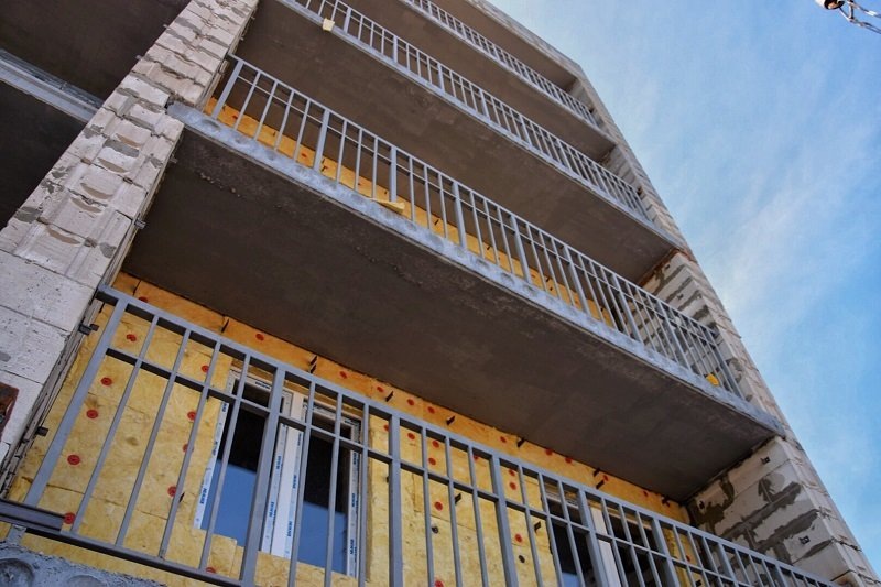 А достраивать дома вышла другая строительная компания. Первым делом строители вернулись на Набережную, 45, передает пресс-служба администрации Братска. Строительство дома для переселенцев возобновилось. Многоэтажка готова на 46%. Чуть меньше недели потребуется, чтобы закончить утепление дома. Затем подрядчик планирует приступить к отделочным работам.