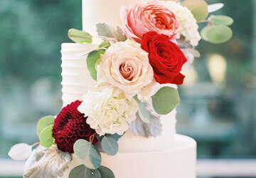 красивое украшение торта цветамисвадебный торт с цветамиукрашаем торт живыми цветамиукрашаем торт разноцветными цветами