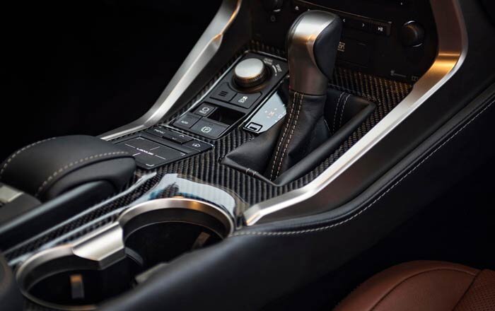 Карбоном тюнингуются даже вроде бы не требующие этого элементы салона