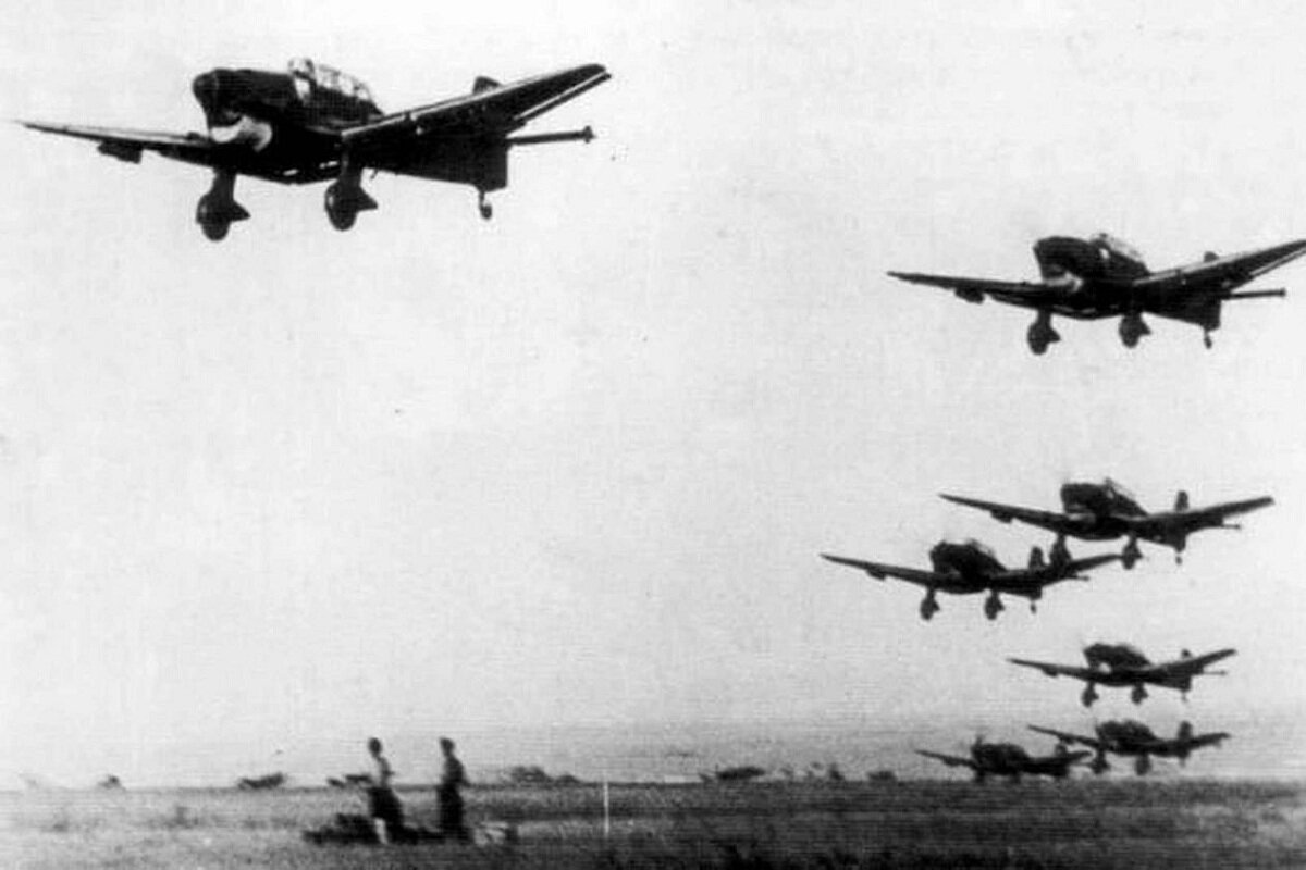 Пикировщики эскадры «Иммельман» направляется к цели