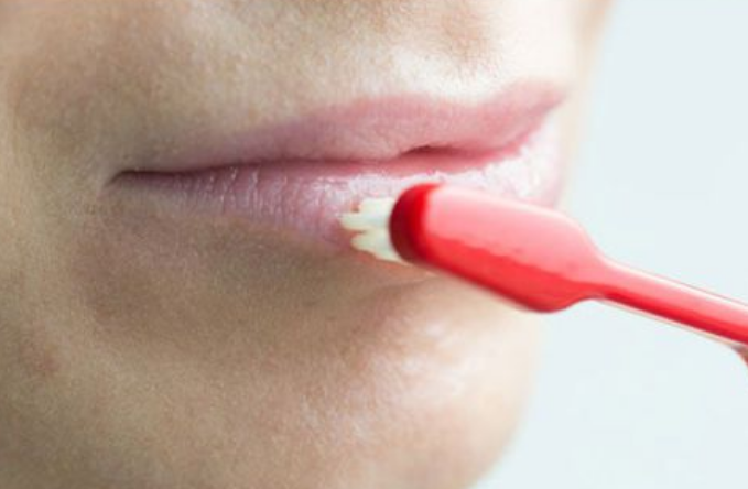 Уберите отслаивающуюся кожу с губ