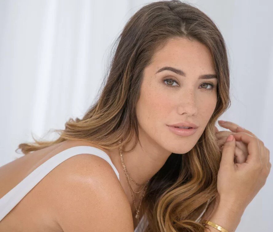 Ева Ловия обладает очень привлекательной внешностью