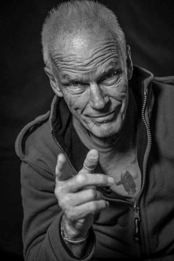 Датчанин Лама Оле Нидал - один из немногих западных людей, имеющих полную квалификацию ламы и учителя медитации буддийской традиции Карма Кагью. В 1969 году Оле Нидал и его жена Ханна стали первыми западными учениками Его Святейшества Шестнадцатого Гьялвы Кармапы. В течение трех лет Оле Нидал изучал буддийскую философию и проходил интенсивную медитационную подготовку. Завершив обучение, по просьбе Кармапы он стал учить буддизму в Европе. С тех пор Лама Оле непрерывно передает благословение линии преемственности — ежегодно совершает лекционные туры, читая лекции и проводя медитационные курсы.На начало 2015 года за 45 лет учительской деятельности Ламой Оле Нидалом основано около 700 буддийских центров и групп Алмазного пути традиции Карма Кагью по всему миру. Все эти центры работают под духовным руководством Его Святейшества Семнадцатого Кармапы Тринле Тхае Дордже. Лама Оле Нидал — автор 10 книг о буддизме, переведенных на 25 языков и изданных более чем в 40 странах мира.