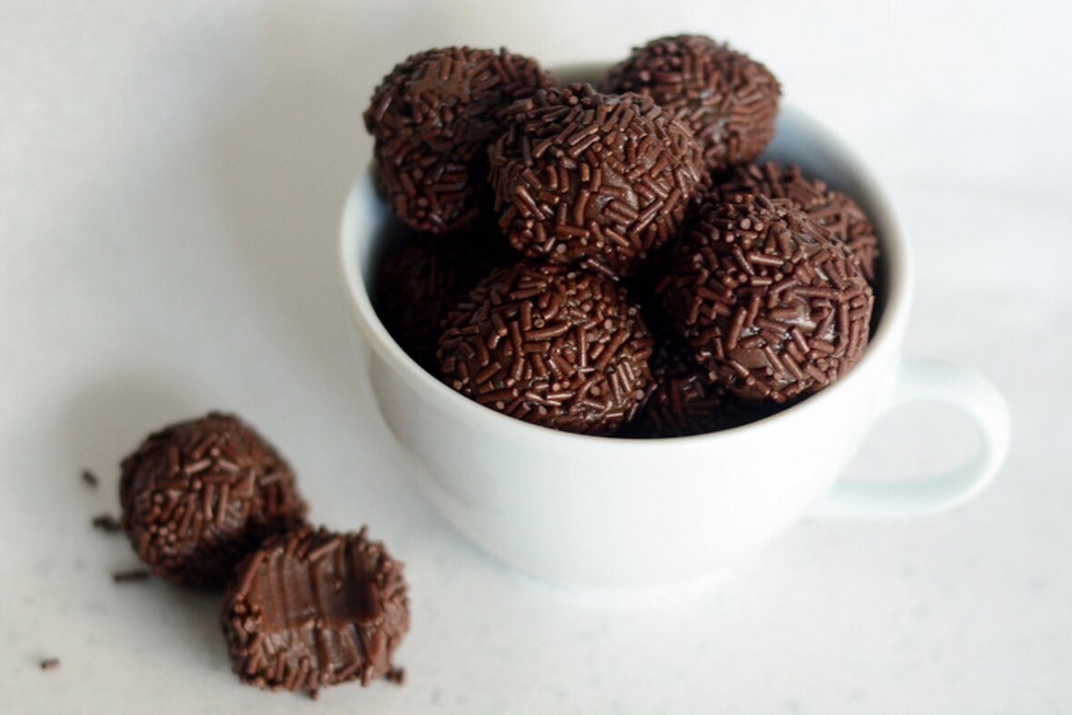 Улётный рецепт: Brigadeiro — бразильские домашние конфетки | СамолётЪ | Дзен