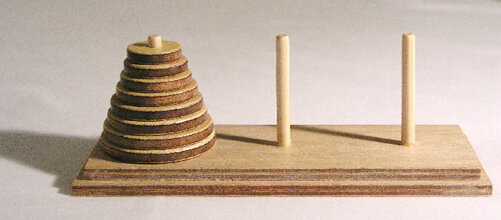 Башня Ханоя. Цель игры: переместить кольца с одного стержня на другой за наименьшее кол-во ходов, следуя правилам о перемещении. (За 1 ход - перемещать 1 кольцо, нельзя класть большее кольцо на меньшее) 