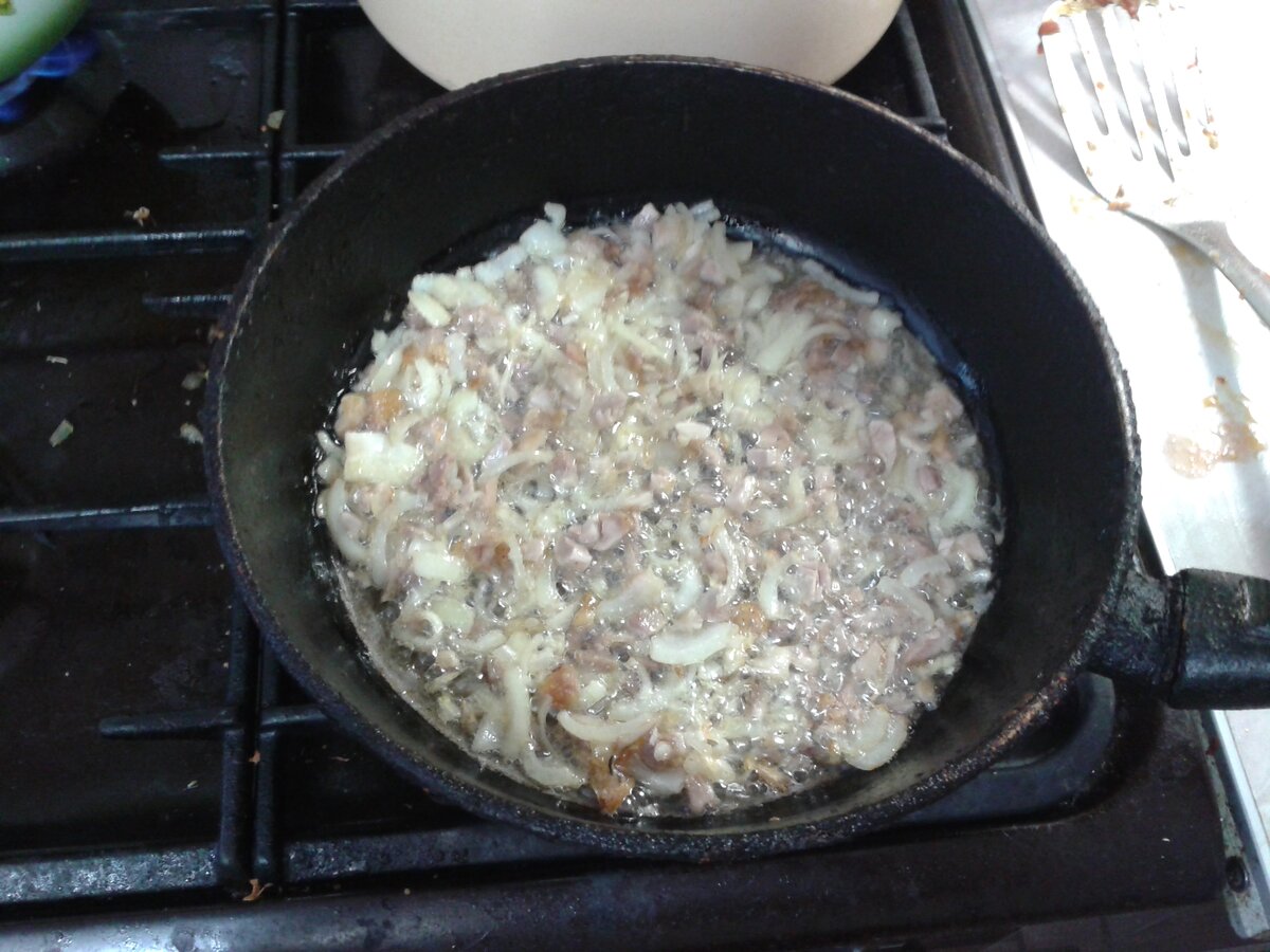 Жарим лук с кусочками мяса.