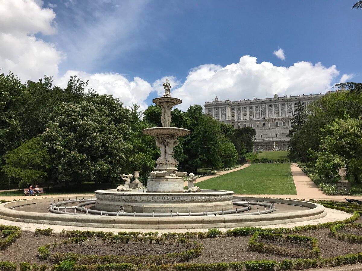 Вид на Королевский дворец из парка Campo del Moro