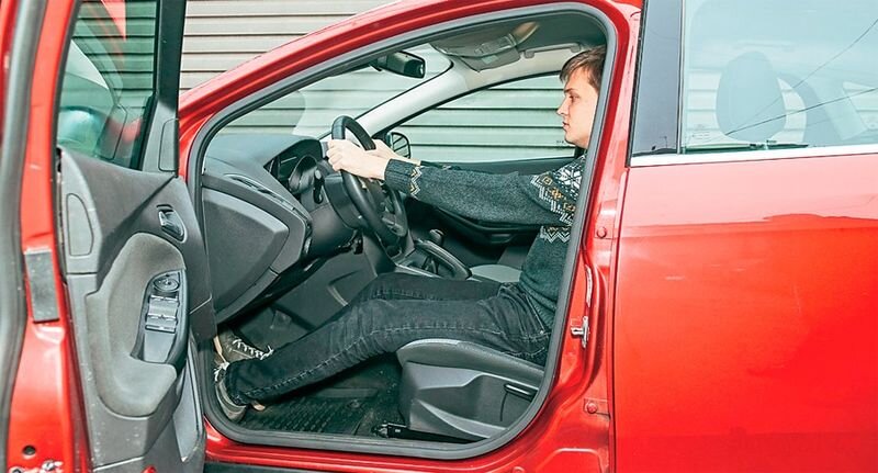 Неправильно.  Водитель ростом 175 см сидит слишком далеко от руля и педалей. Ноги  почти выпрямлены, руки не держат руль, а держатся за него, поскольку  тело валится назад из-за чересчур откинутой спинки сиденья.