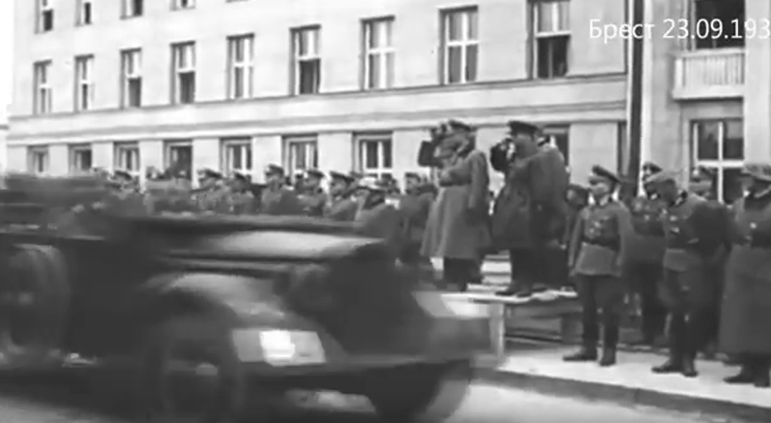 Гуредиан и Кривошеин приветствуют проходящую немецкую технику