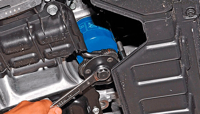   Система смазки в автомобиле устроена таким образом, что при работе двигателя нагретое масло проходит через специальный фильтр, улавливающий твердые частицы.-2